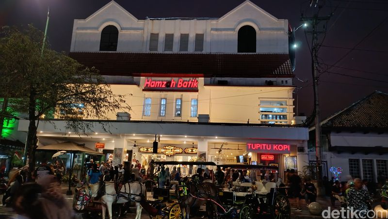 10 Tempat Beli Oleh-oleh Sekitar Malioboro, Murah dan Lengkap, 1. Pasar Beringharjo, 2. Teras Malioboro 1, 3. Bakpia Pathok 25 Pabrik Jaya, 4. Hamzah Batik Malioboro, 5. Pasar Sore Malioboro, 6. Bakpia Kukus Tugu Jogja-Malioboro, 7. Toko Oleh-oleh Khas Jogja Bu Tini, 8. BAKPIAKU Malioboro, 9. Oleh-oleh Kaos Khas Jogja, 10. Oleh-oleh Jogja Bakpia Kukus Tugu Malio17 Pendopo Malioboro