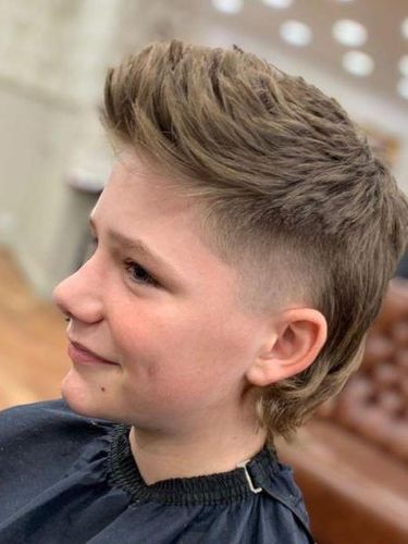 8 Inspirasi Model Rambut Anak Laki-laki yang Jadi Tren 2024, 1. Textured Crop, 2. Two Block Cut, 3. Modern Mullet, 4. Curtain Bangs, 5. Buzz Cut, 6. Side Part with Volume, 7. Shaggy Layers, 8. Fade dengan Detail Desain