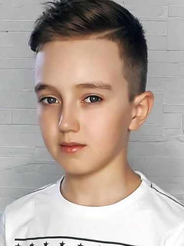 8 Inspirasi Model Rambut Anak Laki-laki yang Jadi Tren 2024, 1. Textured Crop, 2. Two Block Cut, 3. Modern Mullet, 4. Curtain Bangs, 5. Buzz Cut, 6. Side Part with Volume, 7. Shaggy Layers, 8. Fade dengan Detail Desain