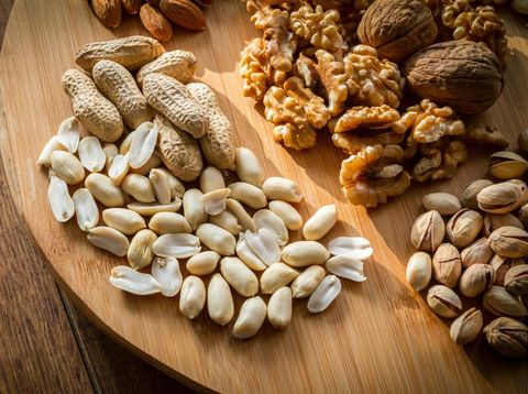 10 Camilan untuk Diet yang Enak dan Sehat, Popcorn Disarankan Ahli Gizi!, 1. Popcorn, 2. Kacang-kacangan, 3. Dark Chocolate, 5. Anggur, 6. Alpukat, 8. Semangka, 9. Healthy Banana Split, 10. Irisan apel segar