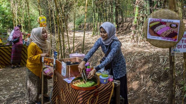 Array,Pasar Tradisional Sunda Jadul: Jajan Surabi dan Es Goyobod Pake Koin Bambu
