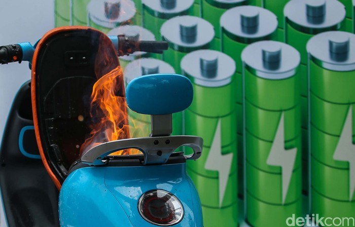 Array,Ngeri! Motor Listrik Tiba-tiba Terbakar di Garasi, Merambat ke Mobil