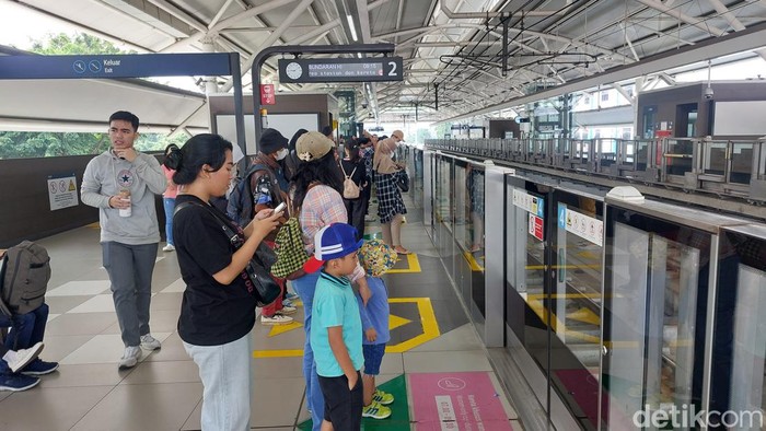 7 Tips Praktis Mengajak Anak Keliling Jakarta Naik Transportasi Umum, 1. Pilih Transportasi yang Ramah Anak, 2. Persiapkan Perlengkapan Anak dengan Baik, 3. Buat Itinerary yang Fleksibel, 4. Ajarkan Anak Tentang Keselamatan di Transportasi Umum, 5. Hindari Jam Sibuk, 6. Siapkan Alat Pembayaran Elektronik, 7. Bersikap Fleksibel dan Nikmati Perjalanan