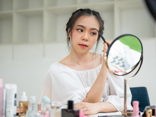 Array,7 Urutan Makeup Menggunakan Cushion buat Tampilan Flawless Sehari-hari