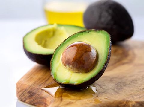 10 Camilan untuk Diet yang Enak dan Sehat, Popcorn Disarankan Ahli Gizi!, 1. Popcorn, 2. Kacang-kacangan, 3. Dark Chocolate, 5. Anggur, 6. Alpukat, 8. Semangka, 9. Healthy Banana Split, 10. Irisan apel segar