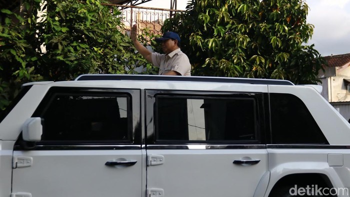 Array,Prabowo Minta Pindad Desain Khusus Mobil Presiden: Ada Kursi tapi Kelihatan Berdiri