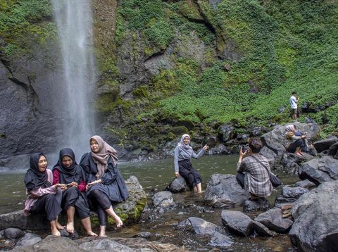 Wisata Curug Pelangi Cimahi: Lokasi, Jam Buka, HTM, hingga Fasilitasnya, Lokasi Curug Pelangi, Daya Tarik Curug Pelangi, Aktivitas yang Bisa Dilakukan di Curug Pelangi, Jam Buka dan HTM Curug Pelangi, Fasilitas Wisata Curug Pelangi