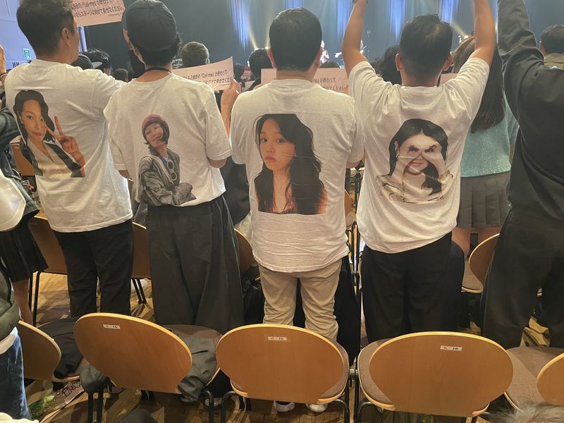 Array,Bucin Maksimal, Jung Kyung Ho Pakai Baju Gambar Sooyoung SNSD di Konsernya