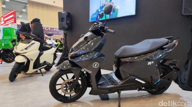 Test Ride Alva N3, Motor Listrik Praktis dengan Sentuhan Futuristis, Ergonomi Berkendara, Mode Berkendara, Kepraktisan, Pengisian Baterai Alva N3