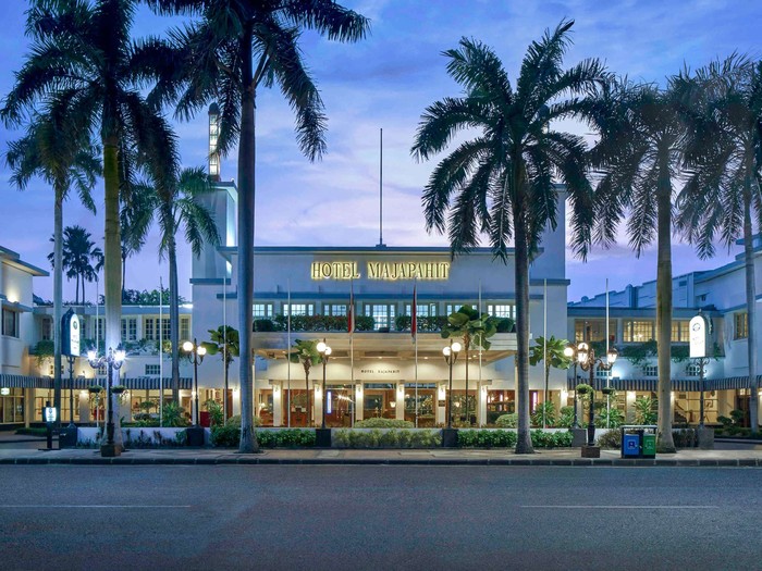 Wisata di Kota Pahlawan, 10 Jejak Sejarah Kemerdekaan Indonesia di Surabaya, 1. Monumen Kapal Selam (Monkasel), 2. Tugu Pahlawan, 3. Jembatan Merah, 4. Penjara Kalisosok, 5. Gedung Bank Mandiri, 6. Gedung Siola (Museum Surabaya), 7. Gedung Internatio, 8. Hotel Majapahit, 9. Gedung Cerutu, 10. Gedung Negara Grahadi