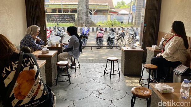Sarapan Pagi di Bandung, Ini 8 Rekomendasi Tempat yang Bisa Dicoba Wisatawan, 1. Kopi Saring Sinar Pagi, 2. Roemah Helena, 3. Toko Bubur DPR, 4. Djaya Mandiri Sejahtera, 5. Drunk Baker, 6. Sepiring Pagi by Garden Coffe, 7. Khoe Pek Goan Bloemenstad, 8. Kopi Moyan