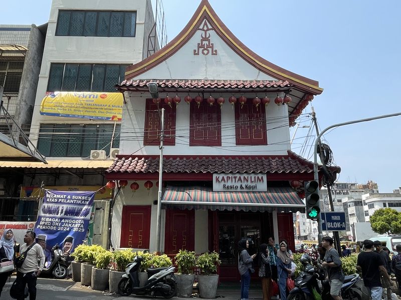 Array,Dari Jauh Seperti Vihara, tapi Ternyata Kuliner Legendaris Rumah Merah