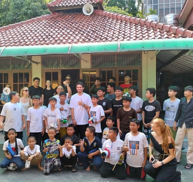 Array,Jarang Tersorot, Momen Nathan Tjoe-A-On & Pacar Bule Kunjungi Panti Asuhan