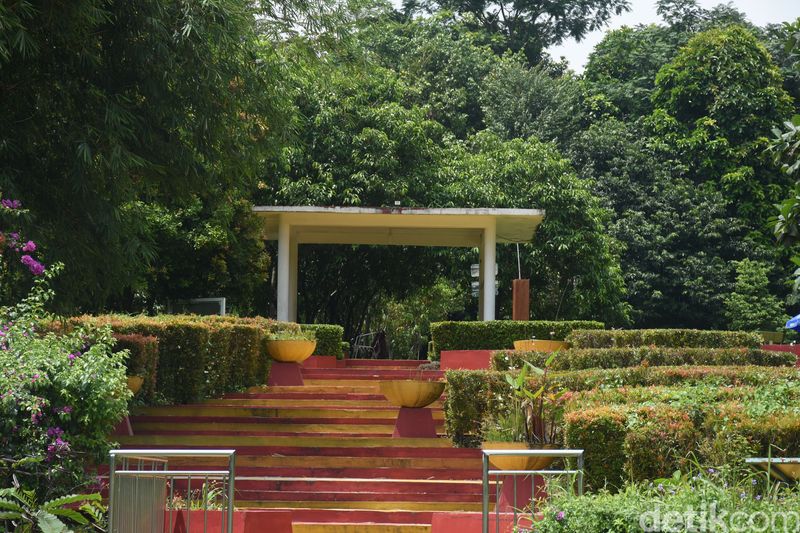 5 Wisata Alam di Jawa Barat yang Bisa Didatangi Pulang Pergi dari Jakarta, 1. Kawasan Kawah Putih, 2. Tangkuban Perahu, 3. Curug Cilember, 4. Kebun Raya Bogor, 5. Taman Safari Indonesia (TSI)