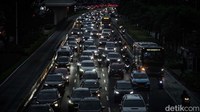 Hadapi Macet Saat Libur Tahun Baru, Ini 6 Triknya, 1. Rencanakan perjalanan dengan baik, 2. Tentukan waktu perjalanan yang ideal, 3. Manfaatkan waktu singgah untuk istirahat, 4. Siapkan bekal dan hiburan, 5. Susun rencana untuk rute alternatif, 6. Banyak Bersabar dan Tetap Tenang