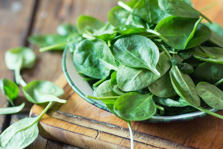 Asam Lambung Naik? Konsumsi 6 Jenis Daun Ini untuk Meredakannya, 1. Daun kemangi, 2. Daun pepaya, 3. Daun kelor, 4. Bayam, 5. Daun adas, 6. Selada