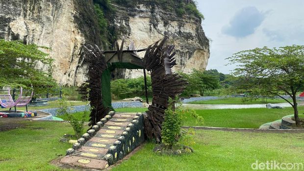 7 Spot Wisata Viral Bogor buat Healing Akhir Pekan, 1. Papa Dino Puncak, 2. Goa Lalay, 3. Villa Khayangan, 4. Fishing Valley Bogor, 5. Telaga Saat, 6. Minimania Puncak, 7. Taman Safari Bogor