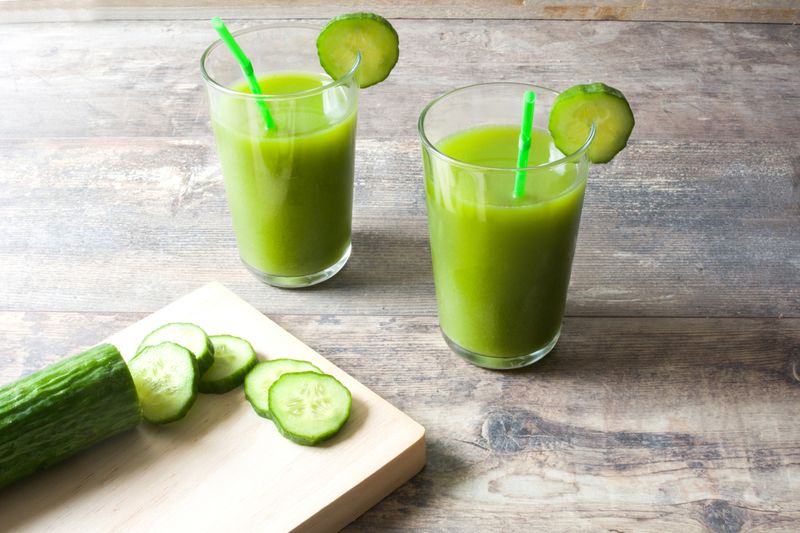 5 Manfaat Minum Jus Mentimun yang Segar dan Rendah Kalori, 1. Menghidrasi Tubuh, 2. Rendah Kalori, 3. Mengurangi Kembung dan Retensi Air, 4. Memperbaiki Metabolisme Tubuh, 5. Meningkatkan Energi