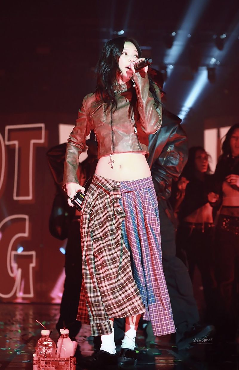 Array,Viral Gaya Jennie BLACKPINK Pakai Dua Kemeja Jadi Rok, Real Trendsetter