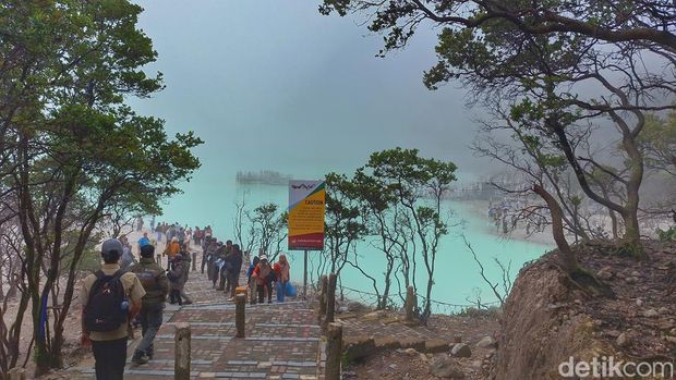Panduan Wisata Bandung: Dari Alam Hingga Urban, Lengkap!, 1. Ranca Upas, 2. Kawah Putih, 3. Dago Dreampark, 4. Tangkuban Perahu, 5. Orchid Forest Cikole, 6. Tebing Keraton, 7. Situ Patenggang, 1. Trans Studio Bandung, 2. Gedung Sate, 3. Museum Geologi, 4. Jalan Braga, 5. The Great Asia Africa, 6. Pandora Experience Bandung, 7. Wahoo Waterworld