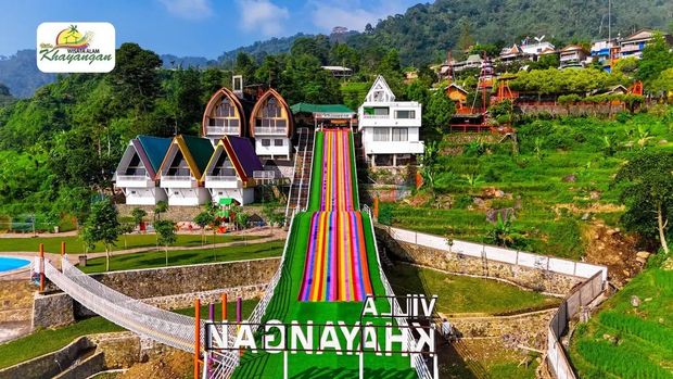 7 Spot Wisata Viral Bogor buat Healing Akhir Pekan, 1. Papa Dino Puncak, 2. Goa Lalay, 3. Villa Khayangan, 4. Fishing Valley Bogor, 5. Telaga Saat, 6. Minimania Puncak, 7. Taman Safari Bogor