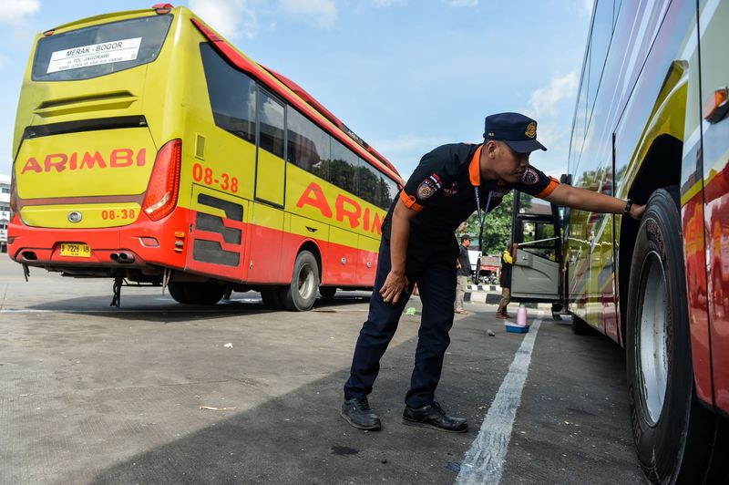 Array,Jangan Mau Naik Bus Kalau Nggak Ada Stiker Ini, Pokoknya Jangan