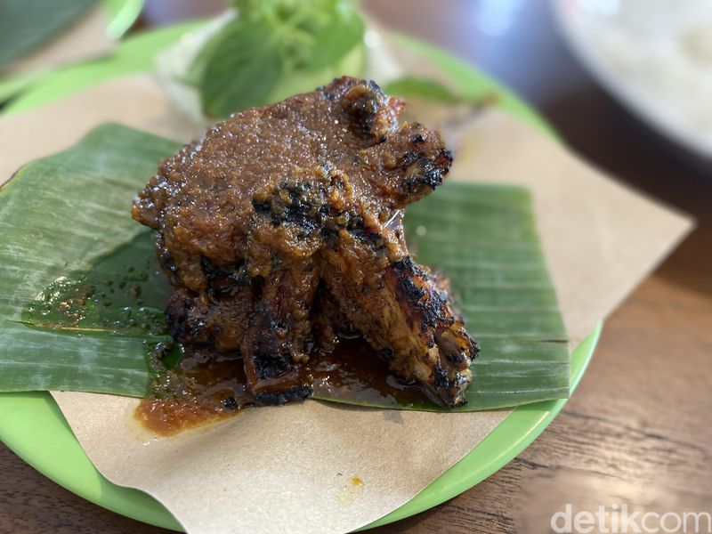 5 Kuliner Pedas Menyengat di Jogja, Oseng Mercon hingga Sate Petir, 1. Oseng Mercon Bu Narti, 2. Gudeg Mercon Mbak Yuni, 3. Ayam Pedas Artomoro, 4. Sate Petir Pak Nano, 5. Entok Slenget Kang Tanir