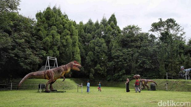 7 Spot Wisata Viral Bogor buat Healing Akhir Pekan, 1. Papa Dino Puncak, 2. Goa Lalay, 3. Villa Khayangan, 4. Fishing Valley Bogor, 5. Telaga Saat, 6. Minimania Puncak, 7. Taman Safari Bogor
