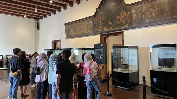 Sehari Penuh Bertualang Menjelajahi Kota Tua Jakarta, Bisa Naik Transum Lho!, 1. Horor dan Adrenalin di Horror House Kota Tua, 2. Berswafoto di Magic Art 3D Kota Tua, 3. Belajar Seni di Museum Seni Rupa dan Keramik, 4. Menelusuri Sejarah di Museum Fatahillah, 5. Keliling Naik Sepeda Ontel, 6. Santapan Klasik di New Batavia Café, 7. Bersantai di Kali Besar Kota Tua
