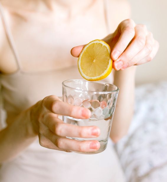 5 Minuman Sehat untuk Dorong Metabolisme di Pagi Hari, 1. Air hangat dan lemon, 2. Air jahe, 3. Teh hijau, 4. Minuman cuka apel, 5. Jus sayuran