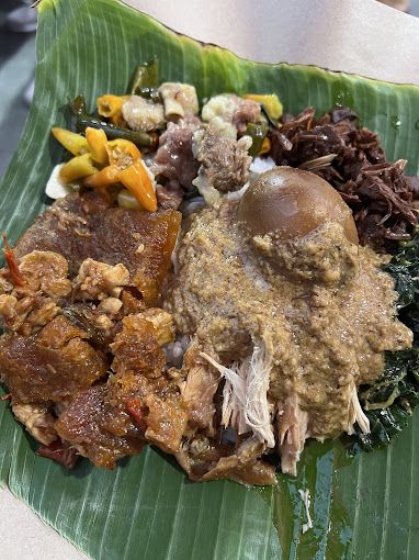Ini 5 Makanan Indonesia yang Paling Sulit Dibuat, 1. Rendang, 2. Rawon, 3. Bubur Bassang, 4. Dodol, 5. Gudeg