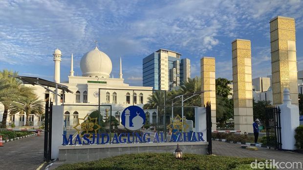 Jalan-Jalan Asyik dan Seru, Strolling Around Blok M, 1. Masjid Al-Azhar, 2. Sekretariat ASEAN, 3. Perum Percetakan Uang RI (PERURI), 5. Mbloc Space, 6. Taman Literasi Martha Christina Tiahahu, 7. Blok M Hub, 8. Blok M, 9. Gang viral Blok M, 10. Little Park Tokyo, 11. Blok M Square