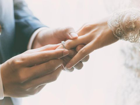 Array,7 Arti Mimpi Pasangan Menikah dengan Orang Lain, Pertanda Buruk atau Baik?
