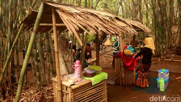 Array,Pasar Tradisional Sunda Jadul: Jajan Surabi dan Es Goyobod Pake Koin Bambu