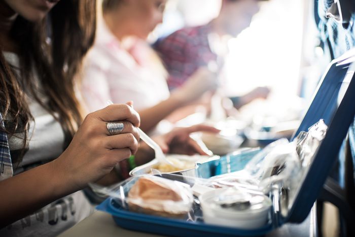 Array,Merasa Lesu hingga Dehidrasi saat Naik Pesawat? Hindari Makanan-makanan Ini