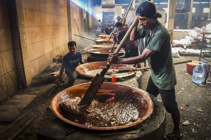 Ini 5 Makanan Indonesia yang Paling Sulit Dibuat, 1. Rendang, 2. Rawon, 3. Bubur Bassang, 4. Dodol, 5. Gudeg