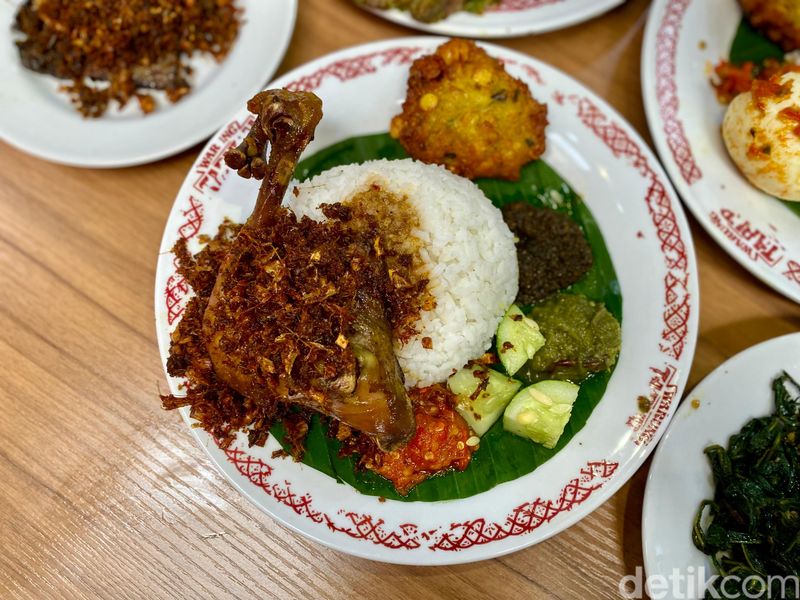 Warung Taburai: Sedap! Nasi Ayam Kecombrang Rp 15.000 ala Praz Teguh, 1.Pakai resep mendiang sang ibu, 2. Sebagai hadiah ulang tahun sang istri, 3. Nasi dan lauk mulai Rp 15.000, 4. Ayam kecombrang jadi menu favorit, 5. Nasi dendeng berlumur cabe ijo
