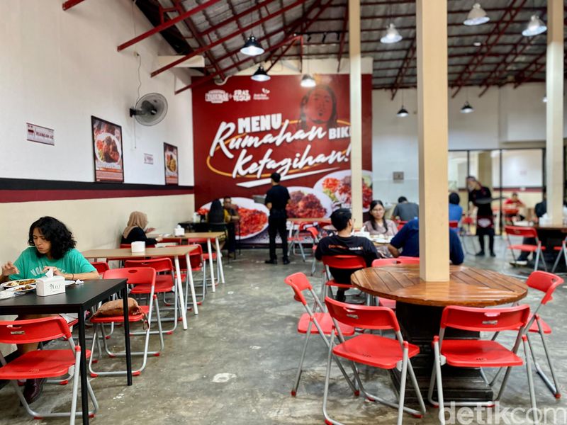 Warung Taburai: Sedap! Nasi Ayam Kecombrang Rp 15.000 ala Praz Teguh, 1.Pakai resep mendiang sang ibu, 2. Sebagai hadiah ulang tahun sang istri, 3. Nasi dan lauk mulai Rp 15.000, 4. Ayam kecombrang jadi menu favorit, 5. Nasi dendeng berlumur cabe ijo