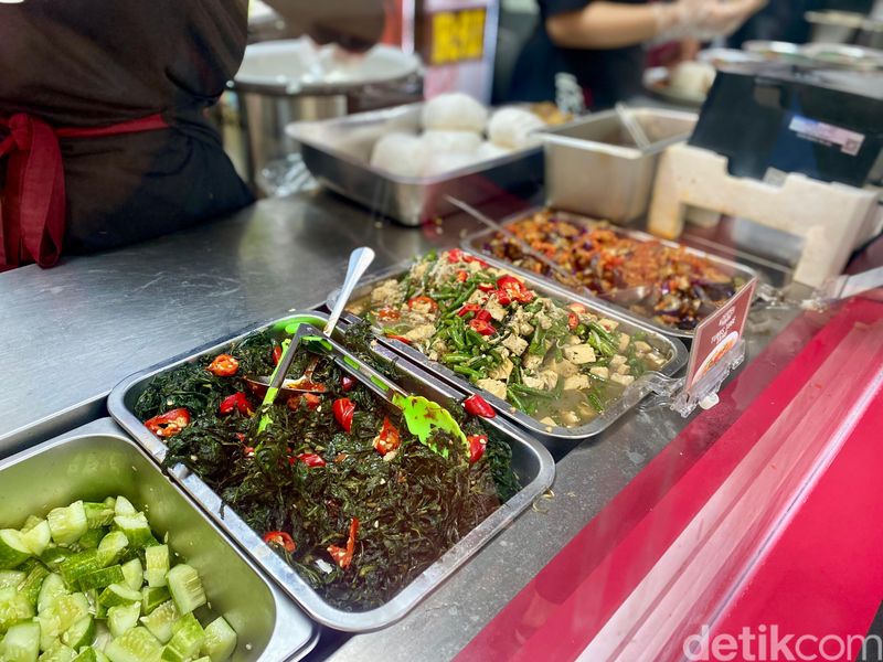 Warung Taburai: Sedap! Nasi Ayam Kecombrang Rp 15.000 ala Praz Teguh, 1.Pakai resep mendiang sang ibu, 2. Sebagai hadiah ulang tahun sang istri, 3. Nasi dan lauk mulai Rp 15.000, 4. Ayam kecombrang jadi menu favorit, 5. Nasi dendeng berlumur cabe ijo