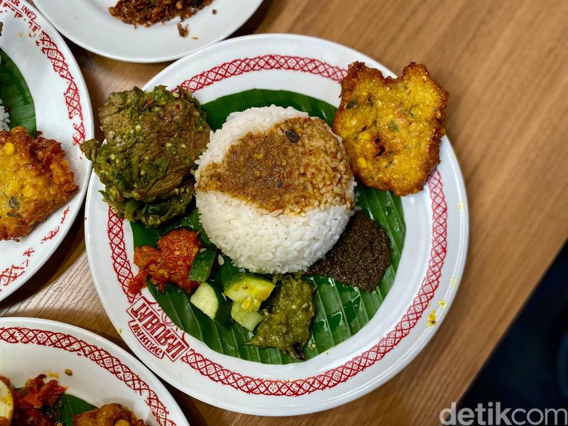Warung Taburai: Sedap! Nasi Ayam Kecombrang Rp 15.000 ala Praz Teguh, 1.Pakai resep mendiang sang ibu, 2. Sebagai hadiah ulang tahun sang istri, 3. Nasi dan lauk mulai Rp 15.000, 4. Ayam kecombrang jadi menu favorit, 5. Nasi dendeng berlumur cabe ijo