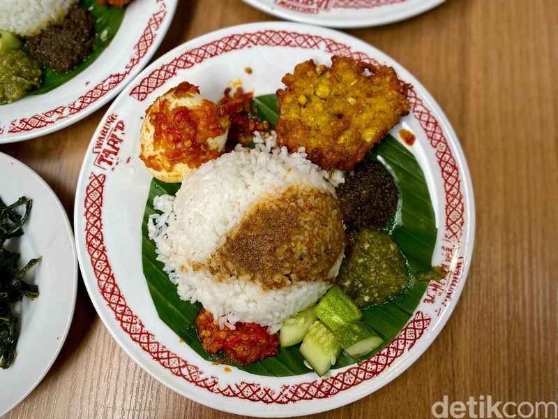 Warung Taburai: Sedap! Nasi Ayam Kecombrang Rp 15.000 ala Praz Teguh, 1.Pakai resep mendiang sang ibu, 2. Sebagai hadiah ulang tahun sang istri, 3. Nasi dan lauk mulai Rp 15.000, 4. Ayam kecombrang jadi menu favorit, 5. Nasi dendeng berlumur cabe ijo