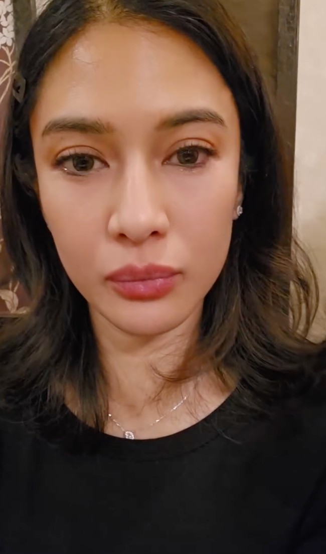 Array,Dian Sastro Bagikan Momen Langka Didandani Anak, Tetap Cantik Dengan Emo Look