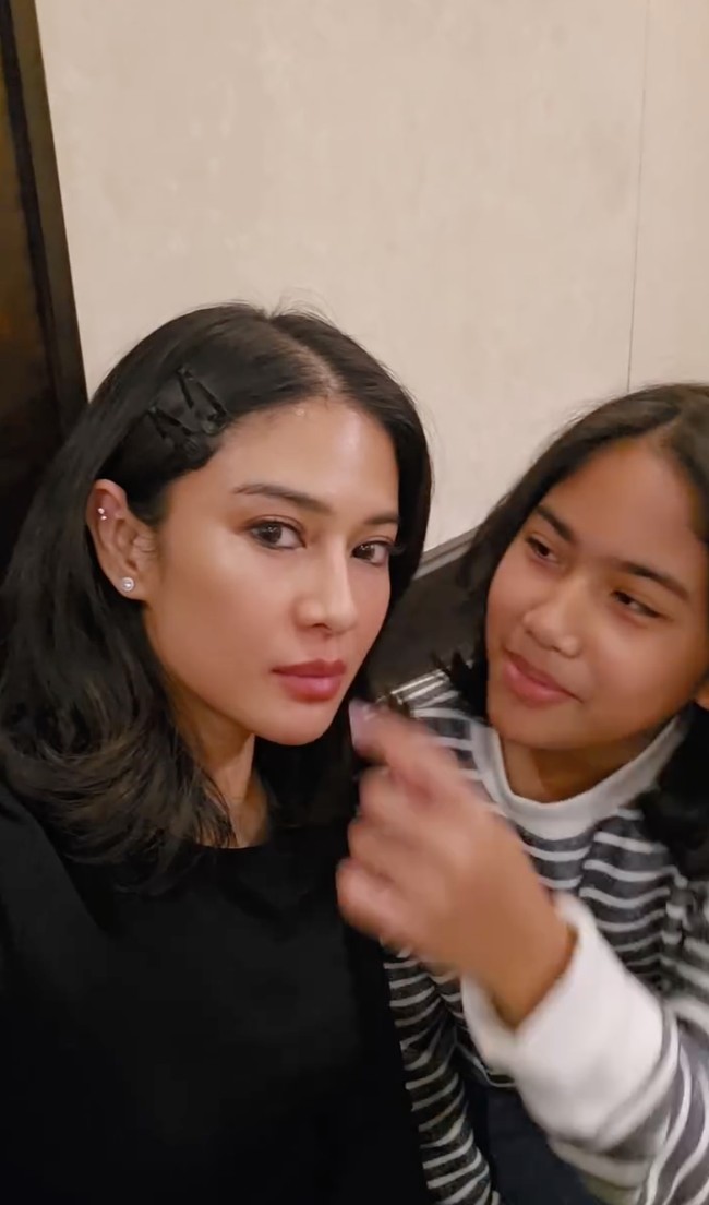 Array,Dian Sastro Bagikan Momen Langka Didandani Anak, Tetap Cantik Dengan Emo Look
