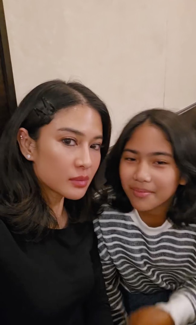 Array,Dian Sastro Bagikan Momen Langka Didandani Anak, Tetap Cantik Dengan Emo Look