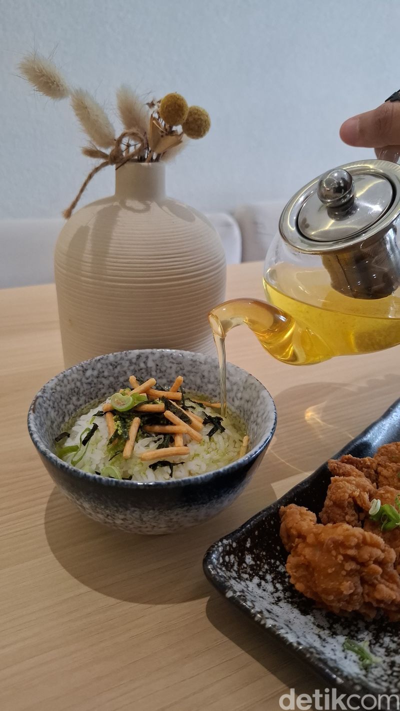 Uniknya Ochazuke Ditemani Secangkir Matcha Ceremonial Asli Kyoto, Area komunal di dalam kafe yang nyaman, Pemilik Tsvaya belajar matcha sampai ke Jepang, Pilihan teh hingga menunya yang enak dan unik ada di halaman berikutnya., Tea blend yang spesial, Matcha ceremonial hasil kurasi, Ochazuke hingga dessert yang nikmat