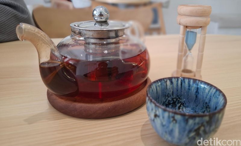 Uniknya Ochazuke Ditemani Secangkir Matcha Ceremonial Asli Kyoto, Area komunal di dalam kafe yang nyaman, Pemilik Tsvaya belajar matcha sampai ke Jepang, Pilihan teh hingga menunya yang enak dan unik ada di halaman berikutnya., Tea blend yang spesial, Matcha ceremonial hasil kurasi, Ochazuke hingga dessert yang nikmat