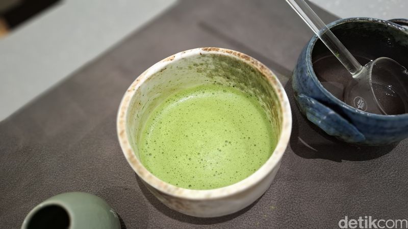 Uniknya Ochazuke Ditemani Secangkir Matcha Ceremonial Asli Kyoto, Area komunal di dalam kafe yang nyaman, Pemilik Tsvaya belajar matcha sampai ke Jepang, Pilihan teh hingga menunya yang enak dan unik ada di halaman berikutnya., Tea blend yang spesial, Matcha ceremonial hasil kurasi, Ochazuke hingga dessert yang nikmat