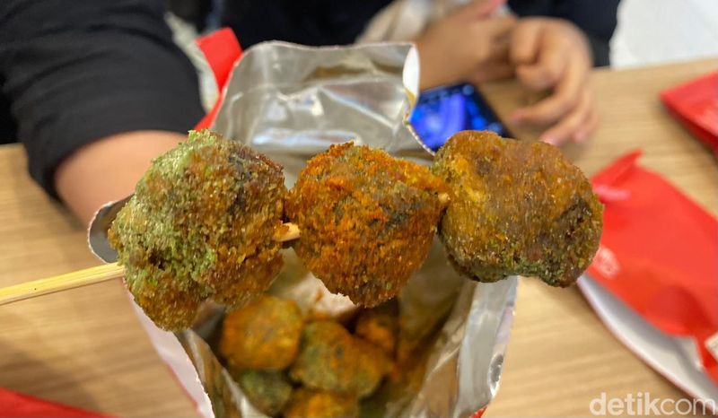 Array,Yummy! Stick Ayam Renyah Sepanjang 1/4 Meter Ini Punya Isian Lumer