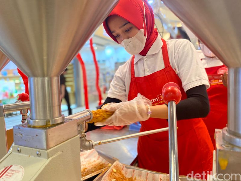 Array,Yummy! Stick Ayam Renyah Sepanjang 1/4 Meter Ini Punya Isian Lumer
