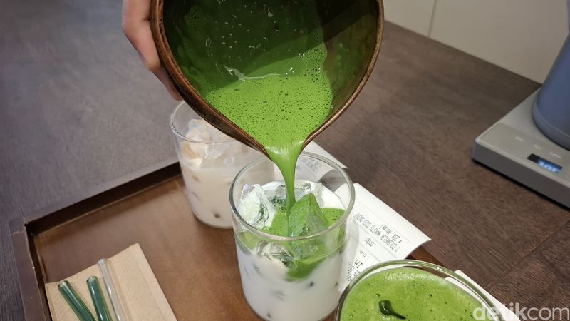 Menyeruput Seduhan Matcha hingga Hojicha Langka Asli dari Jepang, Ruangan mungil yang eksklusif, Variasi metode seduhan teh, Pengalaman mencicip matcha dan hojicha yang langka ada di halaman berikutnya., Pilihan matcha berkualitas ceremonial, Hojicha langka yang unik rasanya, Perpaduan cheesecake dengan teh
